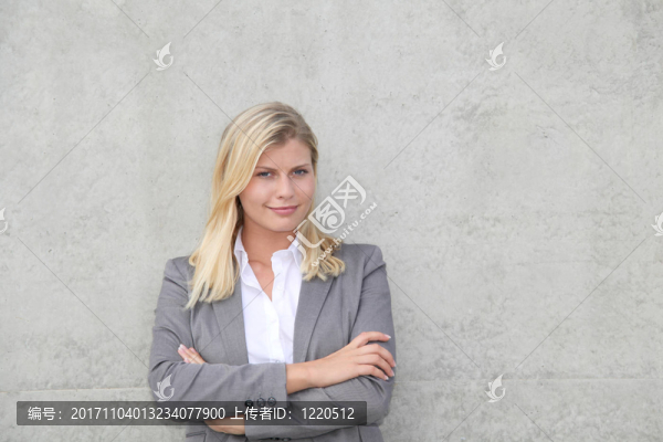女人笑了