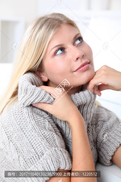 女人笑了