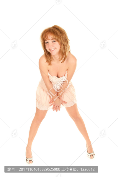 一個穿著粉紅色連衣裙的年輕女士的畫像