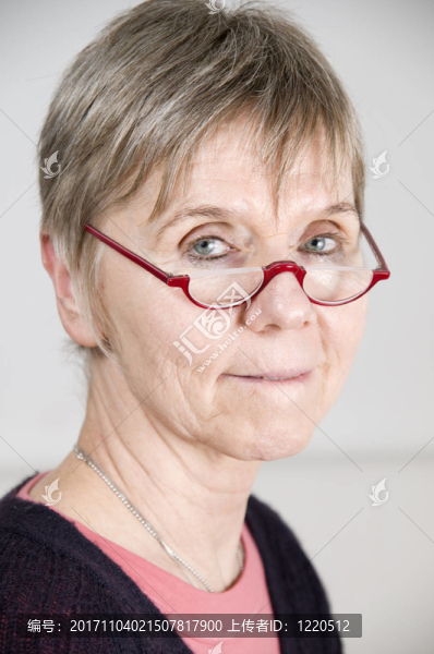 戴眼鏡的女人的肖像