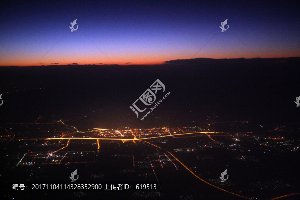 天空暮色,城市燈火