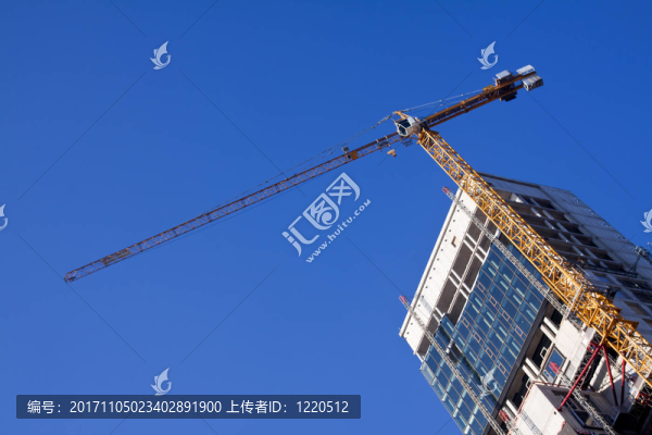 高高飄揚(yáng)