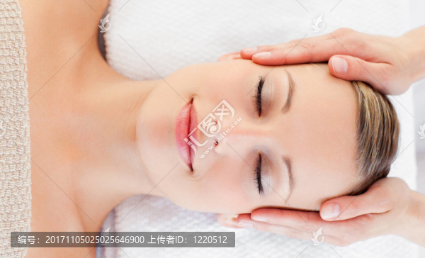 女人笑了