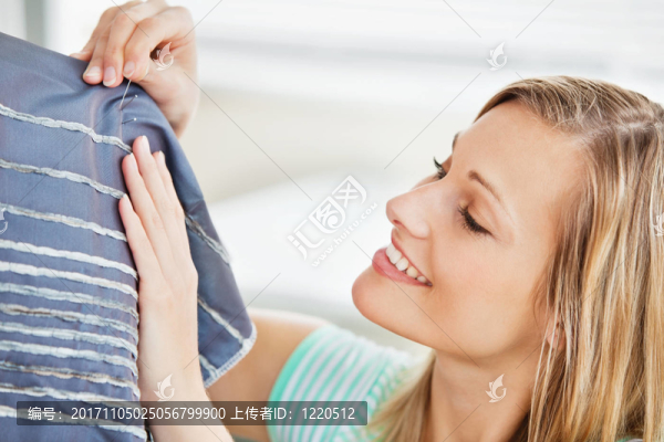 女人笑了