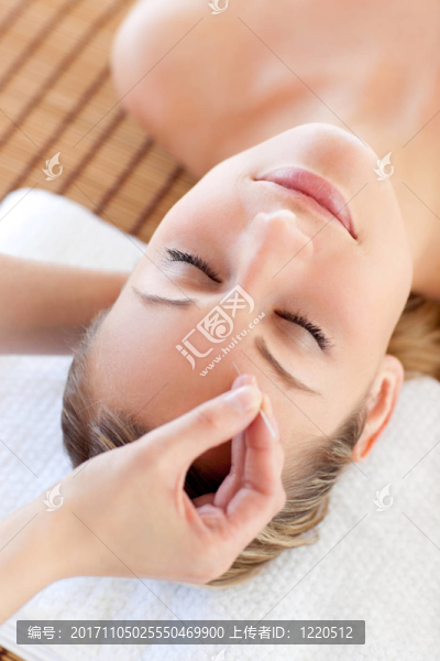 女人笑了