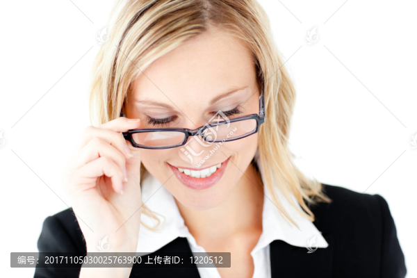 女人笑了