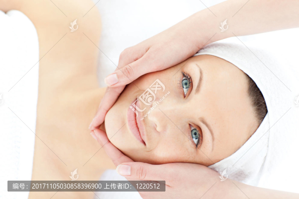 女人笑了
