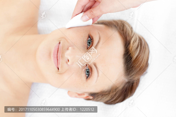 女人笑了