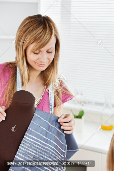 女人笑了