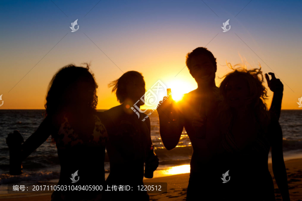 人們?cè)诤┥暇蹠?huì)。
