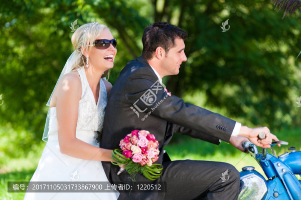 騎摩托車(chē)的新婚夫婦