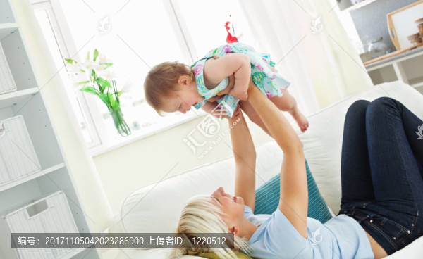 女人笑了