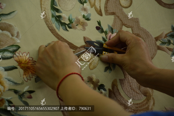 剔除線頭的紡織車間工作場景
