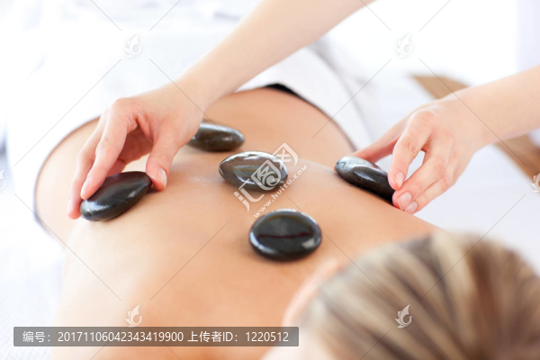 女人笑了