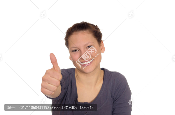 露出大拇指的年輕女子