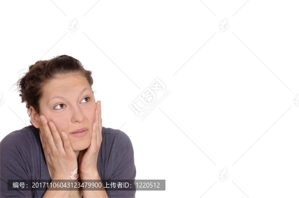 年輕女人看起來很驚訝