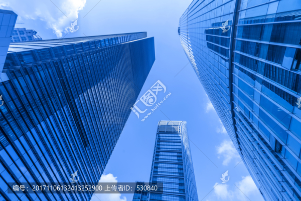低角度看上海金融區(qū)摩天大樓