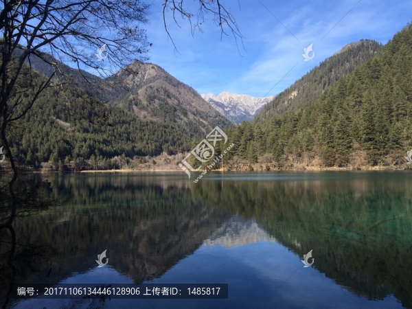 九寨溝的山水倒影