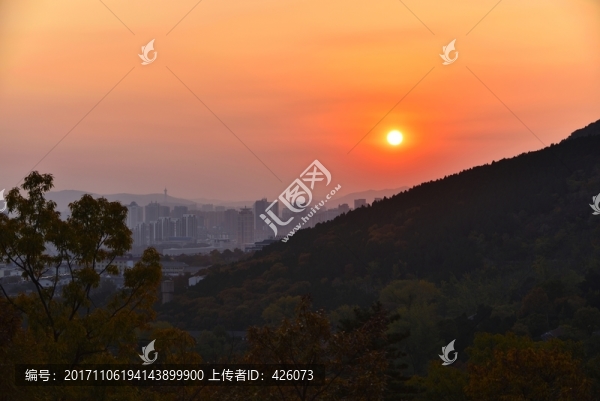 夕陽下的山林城市
