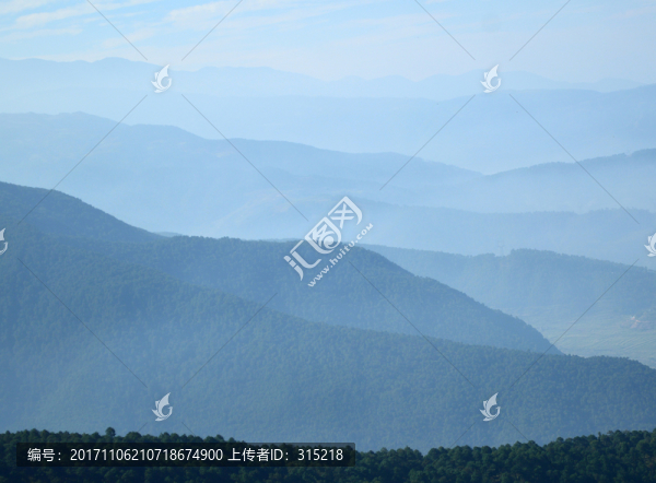 山脈層巒疊嶂,霧氣