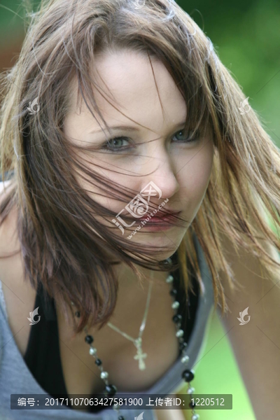 年輕的女人