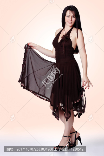 漂亮的女人在舞會禮服