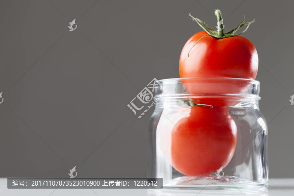 在玻璃西紅柿