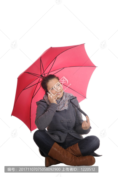 移動電話和傘的年輕女子