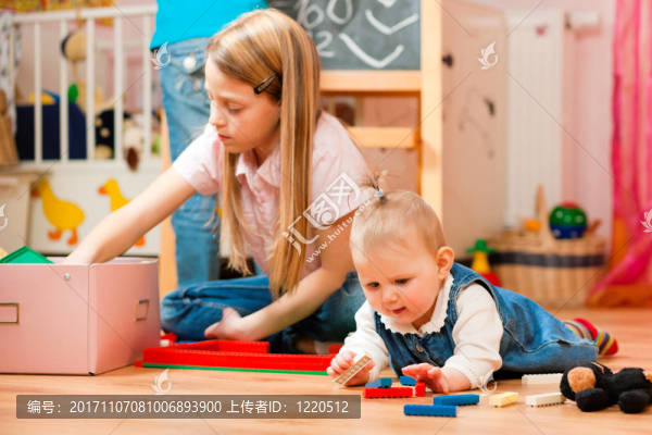孩子們在家里玩