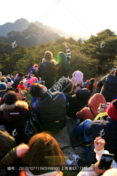 游人黃山觀落日