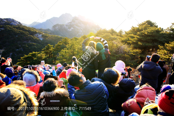 游客看落日