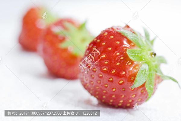 三個(gè)草莓