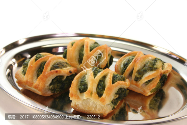 與菠菜和奶酪填裝的酥皮點心