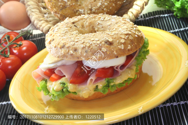 百吉餅與火腿和雞蛋
