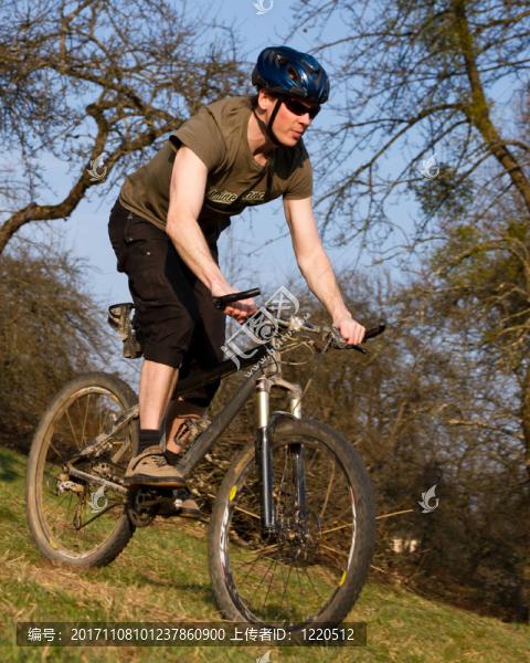 在一條土路上的maountainbiker