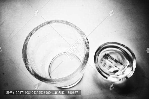 破碎的玻璃杯