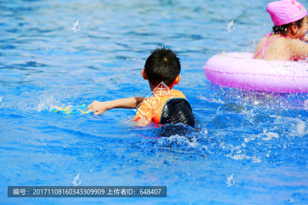 兒童戲水,兒童游泳,兒童學(xué)游泳