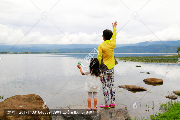 招手,揮手,老人孩子湖邊揮手