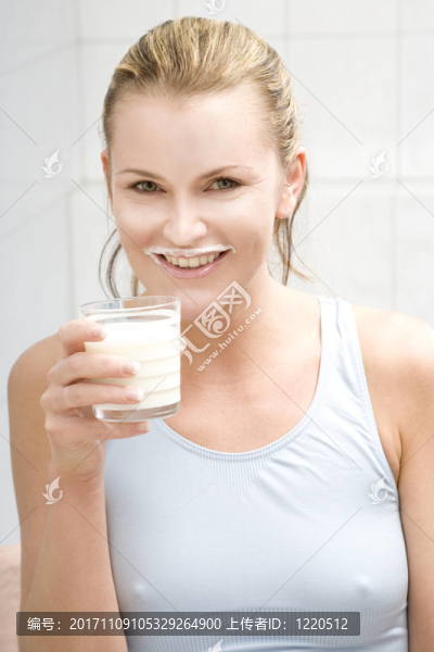 婦女喝牛奶