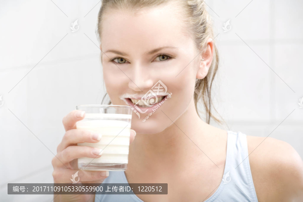 婦女喝牛奶