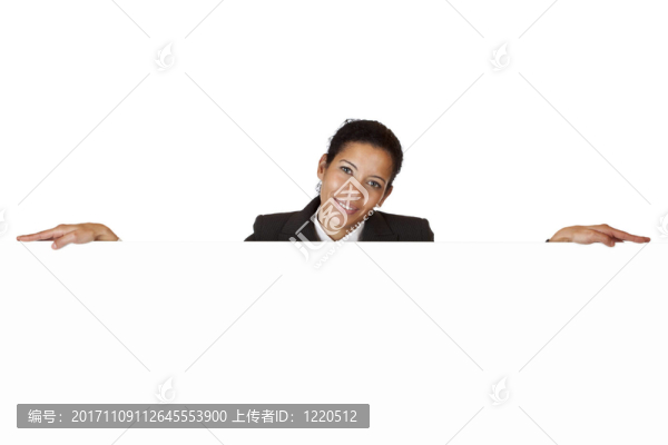 年輕快樂的女人靠在空白的廣告牌上