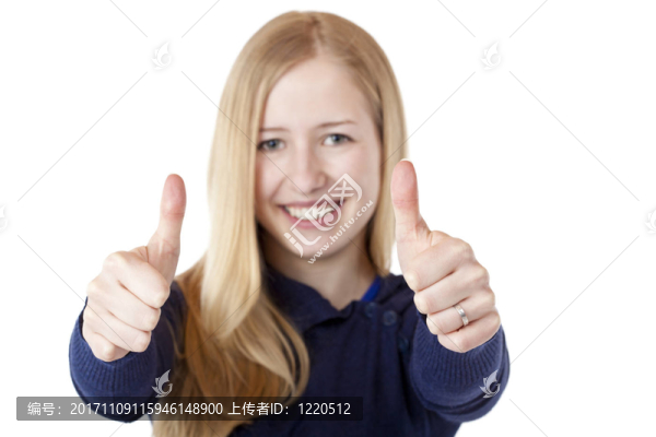 女人笑著豎起兩只大拇指