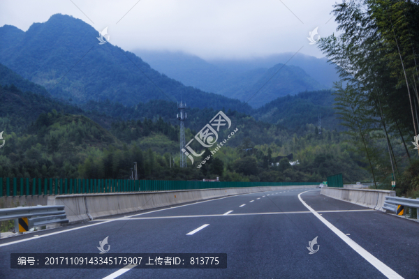 高速公路山澗云霧