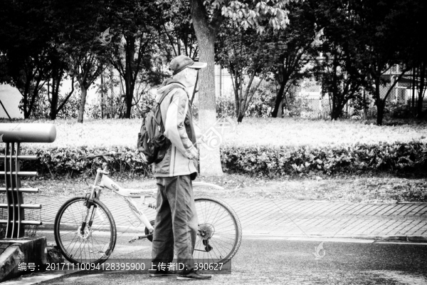 街邊側(cè)老年騎行者