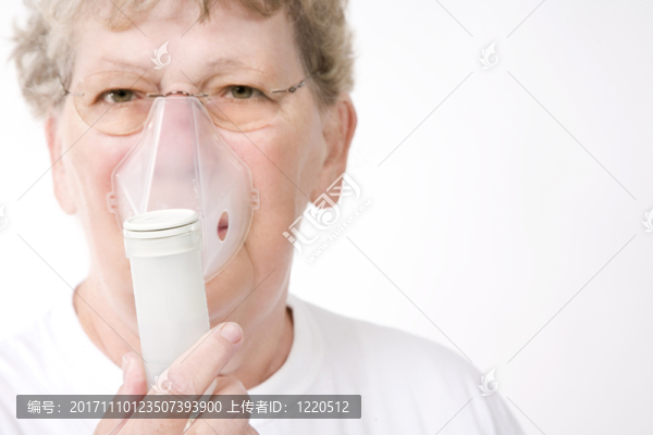 有吸入器的女人
