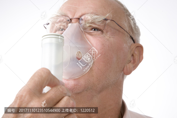 有吸入器的人