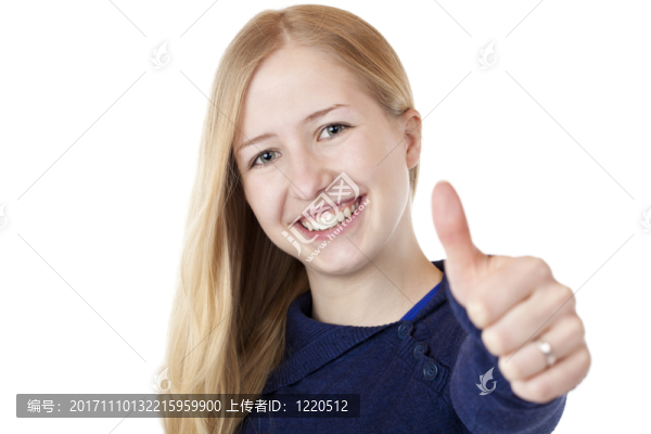 顯示豎起大拇指笑的金發(fā)女郎