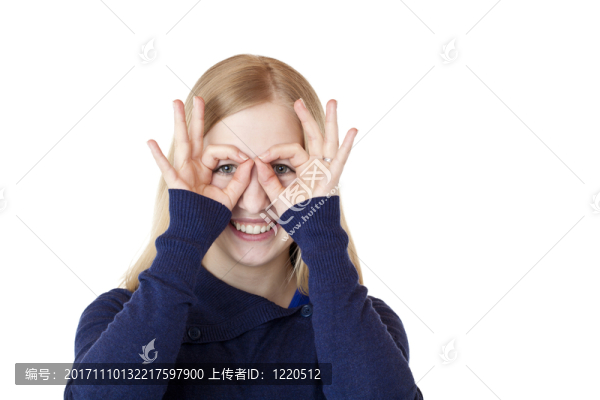 用手雙筒望遠(yuǎn)鏡做年輕有魅力的女人