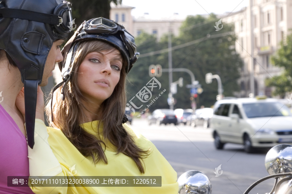 在摩托車的愉快的夫婦