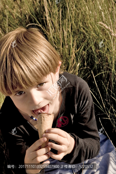 男孩吃冰淇淋